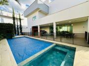 Sobrado de esquina com piscina no Condomínio do Lago