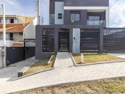 SOBRADO DE FRENTE PRA RUA, COM 3 SUÍTES!