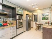 Sobrado de nível com pier ao Guaiba