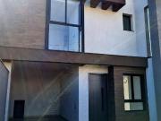Sobrado de Rua | 3 Dorms | 112m² | 2 vagas | Atuba...