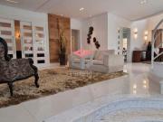 Sobrado em condomínio com 490m², localizado no bairro...