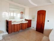 Sobrado em condominio com 5 suites e piscina e 3 vagas...