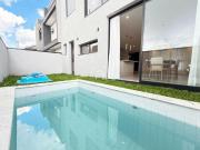 Sobrado em Condomínio com Piscina, 4 Quartos e 256m² – Xaxim