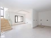 Sobrado com 3 suítes, quintal e 2 vagas à venda no Portão