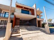 Sobrado em condomínio fechado com 272m2!