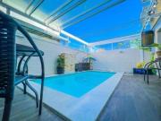 Sobrado em condomínio fechado com 4 dormitórios, 2...