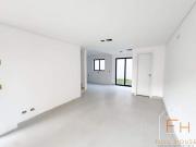 Sobrado em Condomínio Fechado no Bairro Xaxim Aceita Permuta