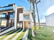 Sobrado em Condomínio Fechado – Novo e Amplo –...