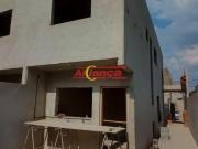 Sobrado em construçao em fase de acabamento sendo 3...