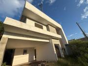 Sobrado em construção com churrasqueira e sacada em...