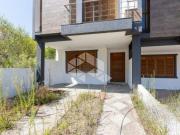 Sobrado em estilo contemporâneo no bairro Guarujá