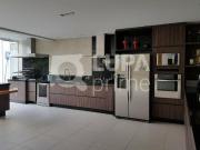 Sobrado espaçoso com 4 suítes e piscina á venda no...