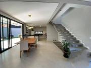 Sobrado Espaçoso com Garagem Coberta e Vista Definitiva...