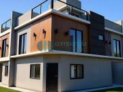 Sobrado esquina à venda, Capão Raso com terraço