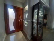 Sobrado Luxuoso com Piscina Aquecida em Condomínio Tranquilo