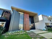 Sobrado mobiliado e decorado beira lago com piscina em...