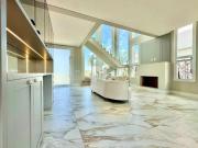 Sobrado neoclássico à beira lago com 4 suítes e piscina...