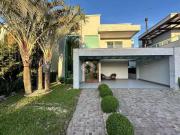 Sobrado no condomínio de Capão,04 suítes, mobiliado e...