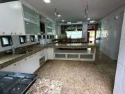 Sobrado para aluguel tem 437 metros quadrados com 5 quartos