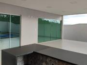 Sobrado para aluguel tem 475 metros quadrados com 3 quartos