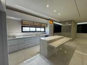 Sobrado para venda tem 484 metros quadrados com 4 quartos