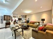 SOBRADO QUATRO DORMITÓRIOS DUAS SUÍTES, PÁTIO COM PISCINA