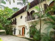 Sobrado residencial em Alto de Pinheiros em rua Fechada