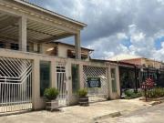 Sobrado Todo Reformado, com 4 quartos sendo todos suítes...