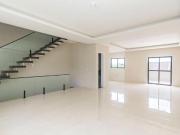 Sobrado Triplex com 4 Quartos no Tingui em Curitiba