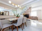 Sobrado Triplex no Bairro Hauer Porteira Fechada