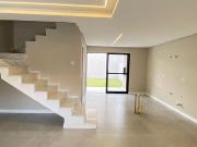 Sobrado Triplex novo à venda com 3 quartos no Portão em...