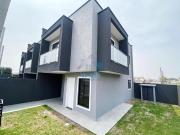 Sobrados com três quartos à venda no Bairro Xaxim,...