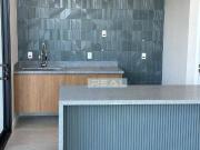 Sofisticação em Condomínio Fechado – 3 Suítes com Piscina