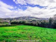 Solar muy próximo al centro de A Laracha