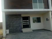 SOLARES RESIDENCIAL ! AMPLIA CASA EN RENTA DENTRO DEL...