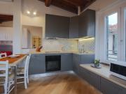 Sole attico moderno in centro con 1 camera e vista