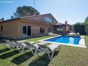 Soleada casa con piscina y jardín en zona tranquila de Begur