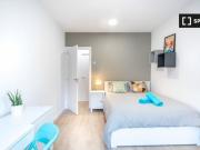 Soleado apartamento de 4 dormitorios con balcón en...