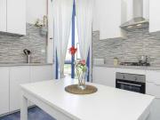 Soleggiata camera singola con terrazzo e con portineria