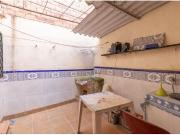 ¡Solo para rápidos! Casa con potencial junto al metro en...
