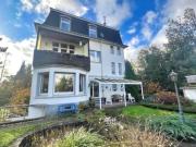 Repräsentative Villa auf parkähnlichen Grundstück.