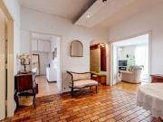 Sonnendurchfluteter Ausblick inmitten der Stadt mit...