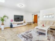 Sonnige 4.5 Zimmer Wohnung mit zwei Garagen an ruhiger...