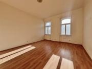 Sonnige Altbau Garconniere mit tollem Ausblick