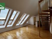 Sonnige Dachgeschosswohnung mit Blick & Stil – Nähe...