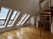 Sonnige Dachgeschosswohnung mit Blick & Stil – Nähe...