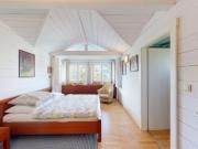 Sonniges Eckgrundstück mit Pool und Keller