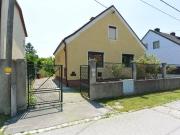 Sonniges Grundstück mit sanierungsbedürftigem Hause in...