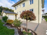 SONNIGES MEHRFAMILIENHAUS MIT GROSSEM GRUNDSTÜCK UND...