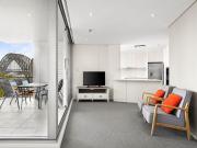 Sophisticated entertainer with supreme harbour views